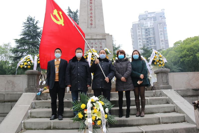湘北汽運(yùn)黨支部主題黨日活動(dòng)，緬懷抗日英烈，祭掃墓地，敬獻(xiàn)花籃。