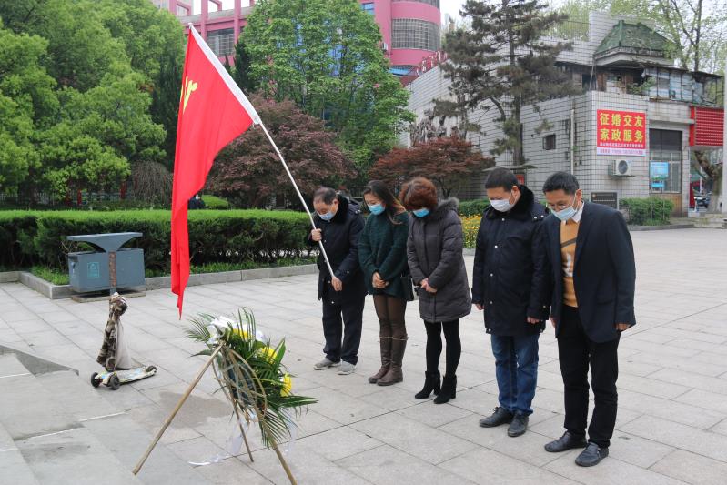 湘北汽運(yùn)黨支部主題黨日活動(dòng)，緬懷抗日英烈，祭掃墓地，敬獻(xiàn)花籃。